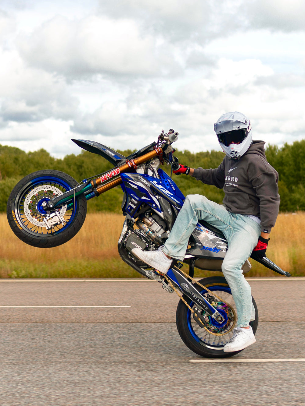 Supermotard Yamaha équipé de jantes Falco Racing bleues