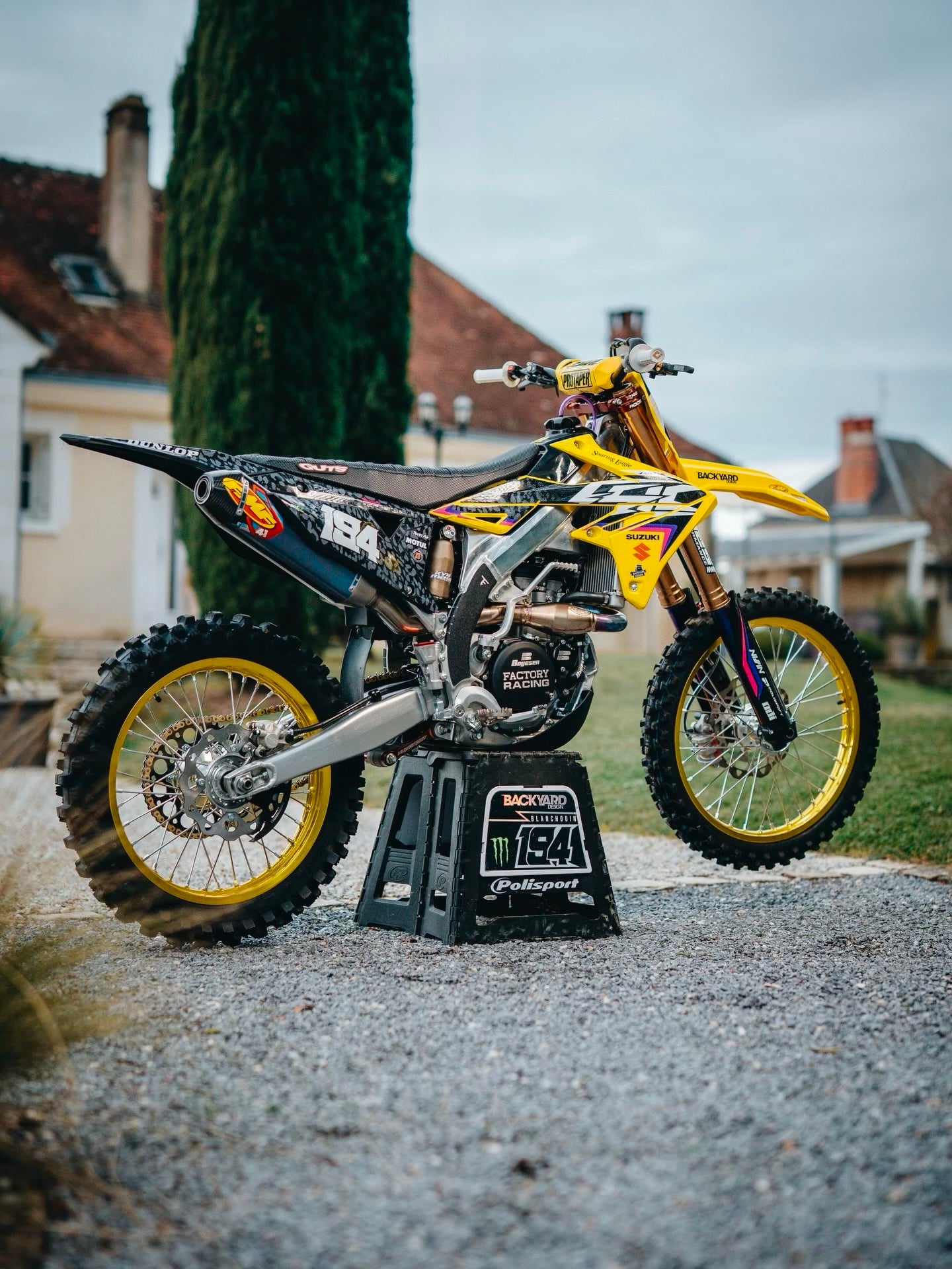 Pilote en whip sur une moto équipée de jantes Falco Racing