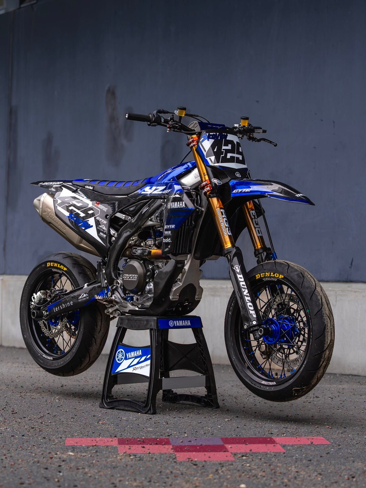 Moto supermotard équipée de jantes Falco Racing sur circuit