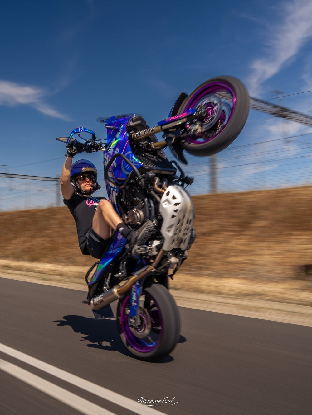 Moto blanche équipée de jantes Falco Racing roses et violettes