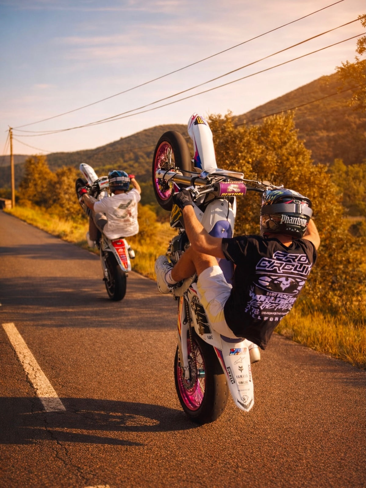 Roue avant Falco violette montée sur un supermotard dans le showroom