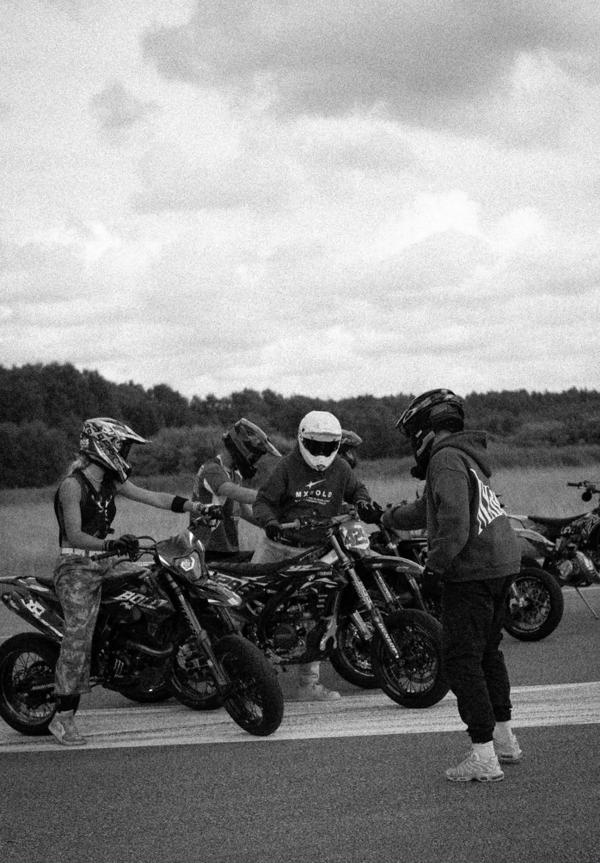 Pilotes supermotard Falco Racing alignés au bord de la piste